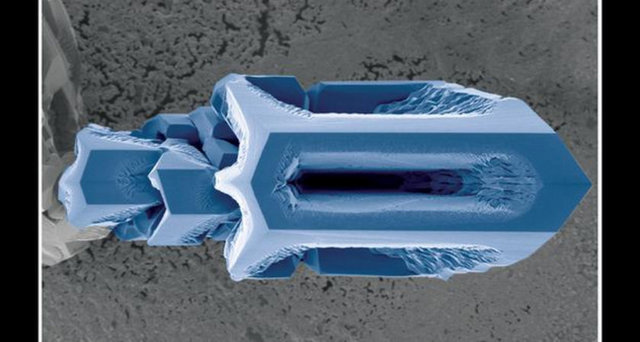 Doğal gümüş cevheri olarak da bilinen gümüş sülfür kristali.