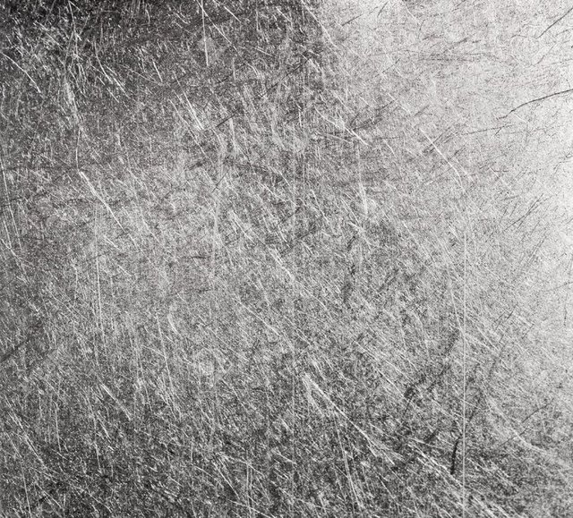 Sadece metalin üzerinde bulunan bir çizik.