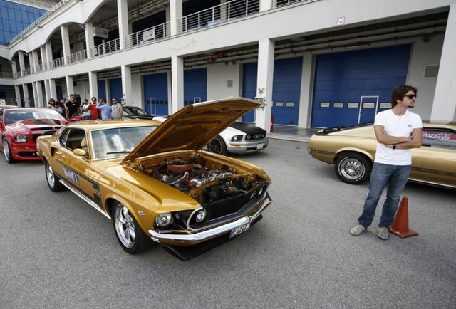 İstanbul Klasik Otomobilciler Derneği tarafından düzenlenen organizasyonda Ford Mustang marka araçların üretiminin 50. Yılı dolayısıyla 50 Ford Mustang araç ve kullanıcıları İstanbul Park'taki Formula 1 Pisti'nde bir araya geldi.