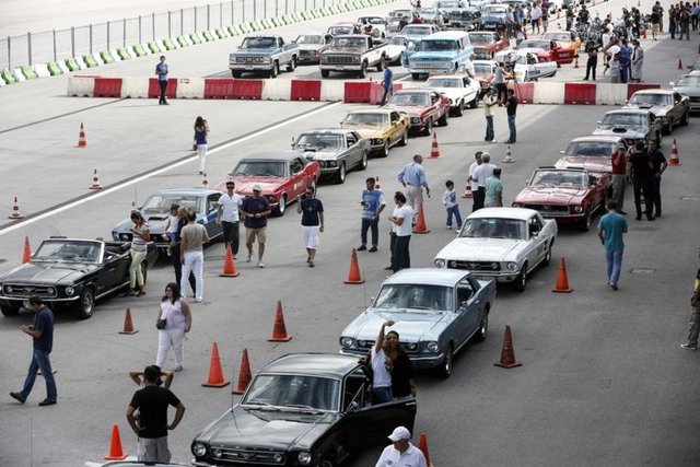 Otomobil, 17 Nisan 1964 yılındaki New York Fuarında görücüye çıkmıştır.