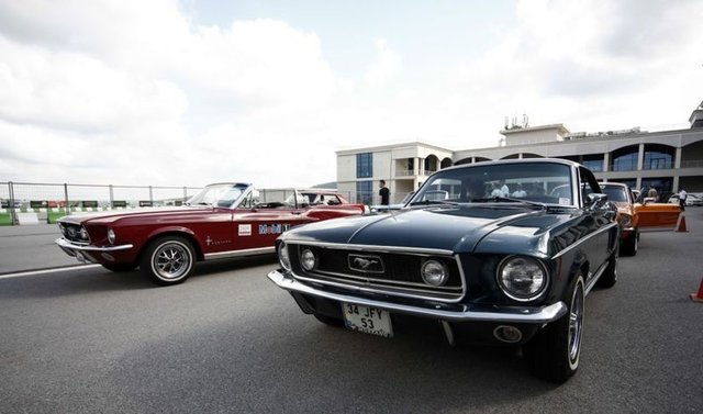 Ford Mustang, Ford tarafından Ford Falcon modelinden esinlenerek üretilen otomobil, ilk kez 9 Mart 1964'de Ford'un Michigan Dearborn'daki tesislerinde üretilmiştir.