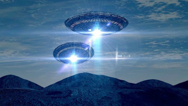 İnsanlar telefonlarına sarılarak polisi ya da diğer acil hatları aradı ve 'UFO gördüklerini' söyledi. Ancak o cisimler UFO değildi, bizdik" denildi.