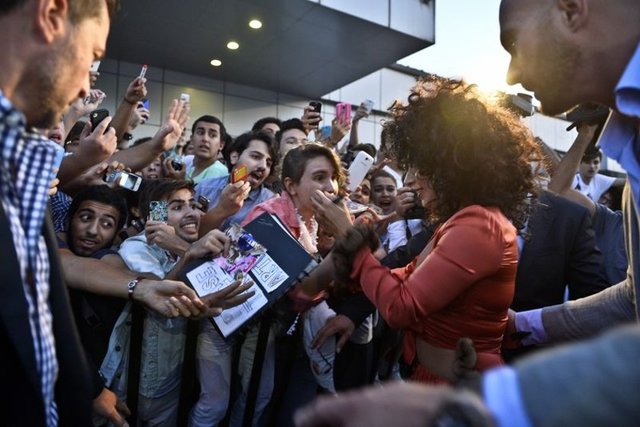 Buse Yeter Uçar da, "5 seneden beri Lady Gaga'nın fanıyım. Bugün bütün hayallerimiz gerçek olacak.Lady Gaga'ya twitter üzerinden İslam dinine karşı diye bir çok yorum yapıldı....