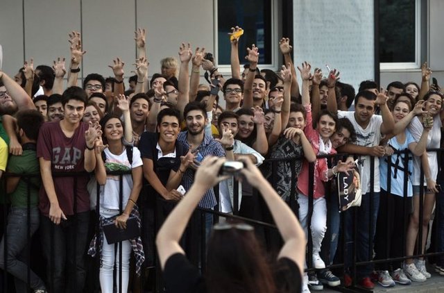 Kıyafeti ve sempatik tavırlarıyla dikkat çeken Amerikalı şarkıcı, havalimanından konaklayacağı otele geçti.