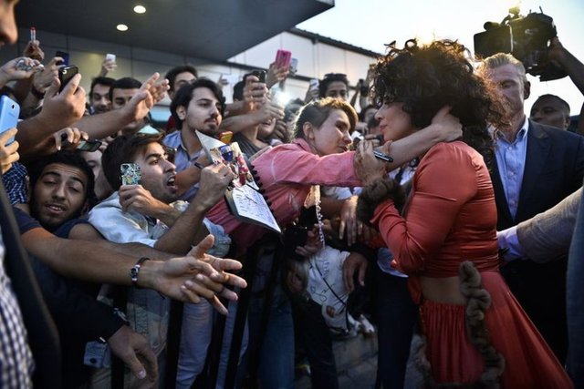 Ama insanlar şunu bilmiyor ki, Lady Gaga Müslümanlara en çok bağış yapan biri. Lütfen bunu bilin ve buna göre yorumunuzu yapın." dedi