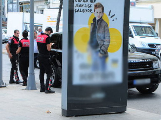 Bu sırada cep telefonundan mesaj attığı görülen Kaan Boyner, arama bittikten sonra direksiyonu arkadaşına bıraktı.