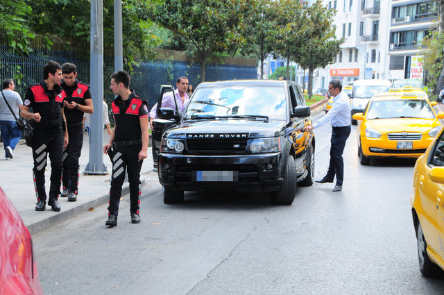 İşadamı Cem Boyner'in yeğeni - Kaan Boyner, gündüz vakti - jipinin polisler tarafından aranmasıyla şoke oldu.