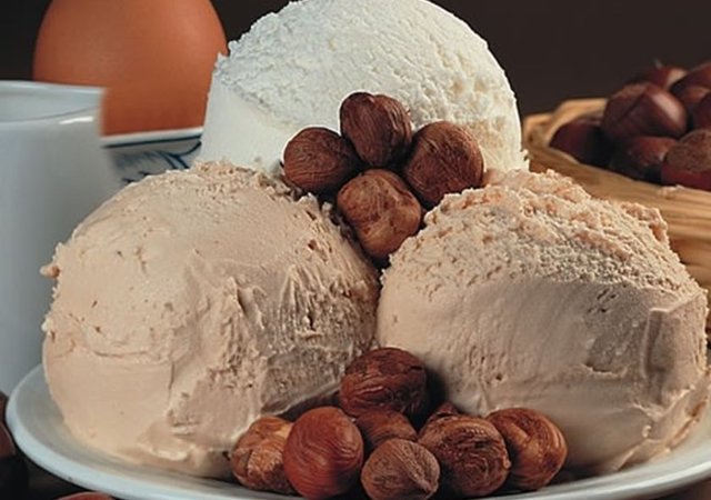 Dondurma: -  - Dondurma sandığınız kadar masum değil. Sütlü olduğu için az kalorili olduğunu düşünenler çok yanılıyor. Özellikle marketlerde satılan dondurmalardan yüksek oranda şeker, ek soslar, yağ ve bağımlılık yapan yüksek fruktozlu mısır şurubu içeriyor.