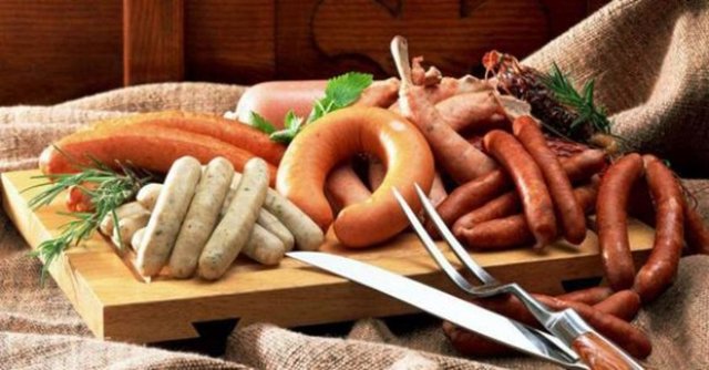 İşlenmiş et ürünleri: -  - Jambon, salam, sucuk ve sosis gibi et ürünleri aşırı yağlı ve tuzlu olmalarına ek olarak, üzerlerindeki koruyucu madde, sodyum nitratın, kanser riskini arttırdığı bilimsel olarak kanıtlanmıştır.