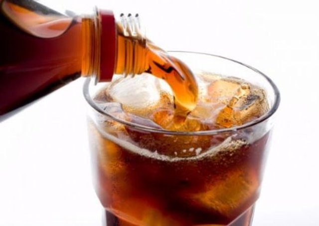 Soda ise dişlere ve diş etlerine zarar vermekle kalmıyor aynı zamanda aşırı tüketildiği takdirde psikolojiyi olumsuz yönde etkiliyor. Araştırmalara göre kafeinli ve sodalı içecekler kişide akli dengesizliğe neden olabiliyor.