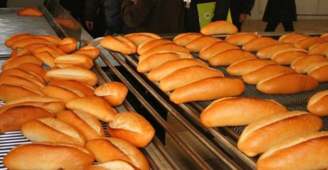 Beyaz Ekmek: -  - Araştırmalara göre beyaz ekmek gibi yüksek glisemik indeksli karbonhidratlar bağımlılık yarattığı için düşük glisemik endeksli karbonhidrat tüketen insanlar, diğerlerine  göre daha az yemek yemeye ihtiyaç duyuyorlar.