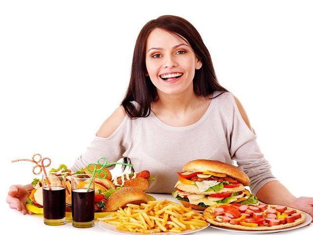 Gazetelerde, dergilerde, sokak afişlerinde, televizyonda, internette yani kısacası her yerde bizi tuzağa düşürmeyi bekleyen sağlığa zararlı fakat bir o kadar da lezzetli yiyeceklerin reklamı var.