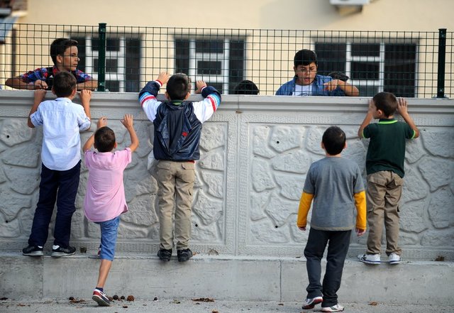 Sıralarında öğretmenlerini dinleyen öğrenciler, bir yıl boyunca neler yapacakları hakkında bilgiler aldı.