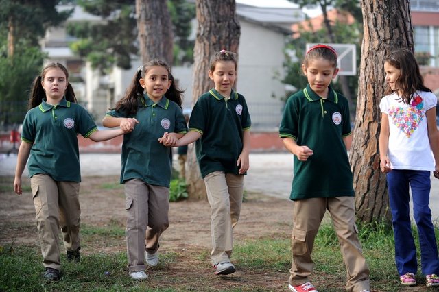 Sabahın erken saatinde okulun bahçesinde ilk ders zilinin çalmasını velileriyle bekleyen öğrenciler, günün heyecanı ve telaşını yaşadı.
