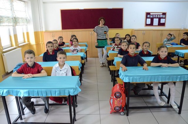 Üç aylık yaz tatili ardından 16 milyon 400 bin öğrenci ve 873 bin öğretmen için 2014 -2015 eğitim öğretim yılı ilk ders zilinin çalmasıyla başladı.