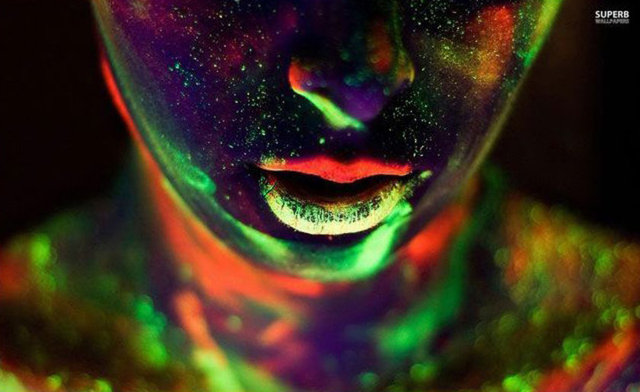 13. Vücudumuz aslında karanlıkta parlar ancak yaydığımız ışık gözümüzün algılayabileceğinden 1,000 kat zayıftır.