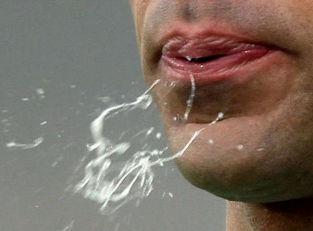 4.Hayatımız boyunca 25,000 litre tükürük üretiriz. Bu, 2 yüzme havuzunu dolduracak kadar fazladır.