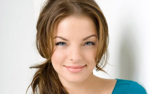 KASLAR VE KEMİKLERGülümsemek için 17, kaşları çatmak için 43 kas çalışıyor.