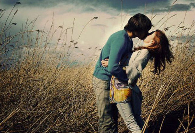 15. Aşık olunca beynimiz amfetaminlerle aynı etkiye sahip olan sinir taşıyıcıları ve hormonları serbest bırakır.