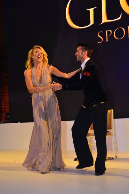 Fikret Orman, Fatih Terim gibi isimlerin katıldığı gecenin sunuculuğunu üstlenen Burcu Esmersoy konuklara tango şovu yaptı.