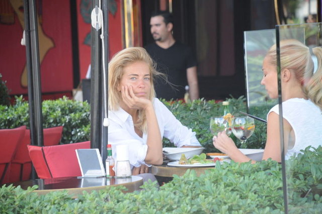 Kafede oturan Esmersoy, motosikletiyle önünden geçen eski sevgilisiyle göz göze gelmemek için büyük çaba harcadı. motosikletiyle önünden geçen eski sevgilisiyle göz göze gelmemek için büyük çaba harcadı.