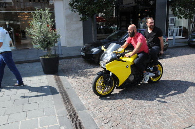 Yontuç da, hızla güzel sunucunun önünden geçerek yoluna devam etti.