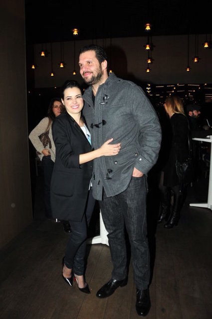 Burcu Esmersoy, sevgilisi Başar Savur'un geçmişte birliktelik yaşadığı Özgü Namal için " Özgü dünya tatlısı bir insan. Özgü Namal ile aynı ajanstayız. Görüşüyoruz…