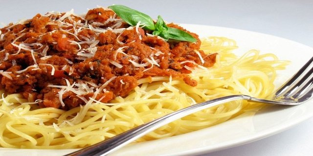 Durum buğdayından elde edilen irmiğin, su ve bazı zenginleştirici maddeler ile karıştırılması ve istenilen biçimler verilip kurutulması suretiyle elde edilen makarnanın, vücut için gerekli vitamin ve mineraller bakımından çok zengin bir besin.