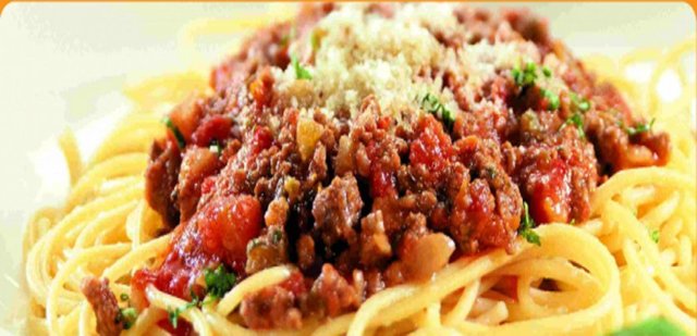 Markarna kıyma, peynir, sebze, mantar gibi birçok yiyecekle birlikte de hazırlanabilir. Sınırsız çeşitleri vardır. Makarna böreği de bunun bir örneğidir.