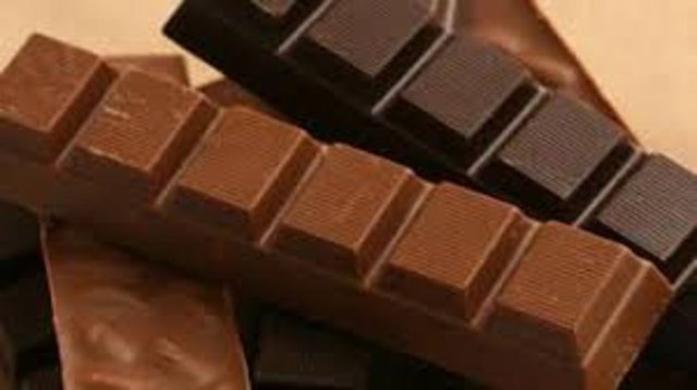 Oysa çikolata, tarihte zaman zaman katı kurallı gruplar tarafından yasaklanmış. Örneğin Aztekler, çikolatanın afrodizyak olduğunu düşünüyordu. Bu yüzden, içinde çikolata olan tüm yiyecekleri, kesin bir biçimde kadınlara yasakladılar.