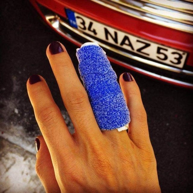 'AHMET KURAL BİR KADINA SALDIRACAK BİRİ DEĞİL'  -  - Kural ile üç sene ilişki yaşayan güzel oyuncu, 'Ahmet'i çok iyi tanıyorum. Değil bir insanın parmağını kırmak, o kalp bile kıramaz. Çok merhametli ve iyi bir insandır.