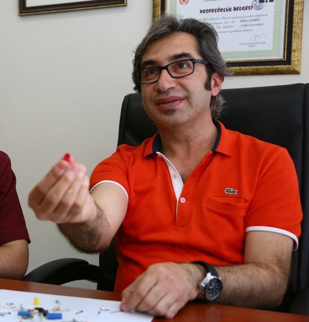 Yutulan cisimler arasında en çok iğne bulunduğunu dile getiren Şahin, fındık ve fıstık gibi çerezlerin de nefes borusuna kaçmasına sıklıkla rastladıklarını ifade etti. (AA)