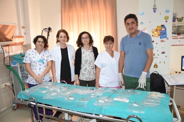 Tepecik Eğitim ve Araştırma Hastanesi Çocuk Gastroenteroloji Bölümü'nde görevli Doç.Dr. Maşallah Baran, Dr. Miray Karakoyun, Dr. Yeliz Appak, hemşire Sevda Yalçınkaya ve hemşire Makbule Savurgan, çocukların yuttuğu yabancı cisimleri operasyonla çıkartıyor. 