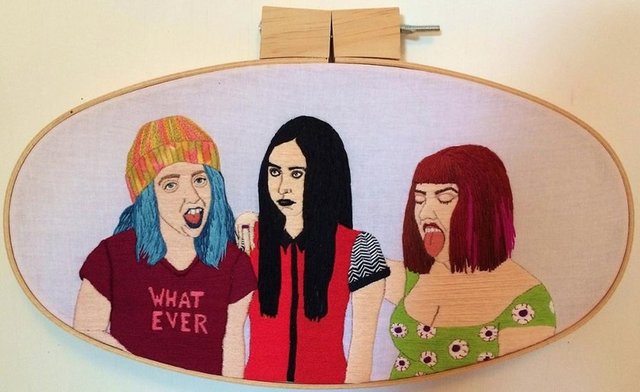 Alaina Varrone isimli sanatçı 'tuhaf bir ailenin hikayesi' diye adlandırdığı sanat eserlerini dikiş nakışla yaptı. İşte Alaina Varrone'un eserleri...  Dram Kraliçeleri