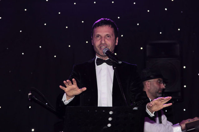 Sinan Özen, Almanya'da yaşayan eczacı sevgilisi ile çıktığı Bodrum tatilinden fotoğrafları sosyal medyada paylaştı.