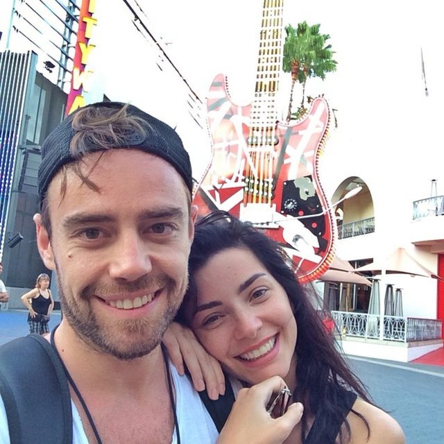 MURAT DALKILIÇ  - ğurundan şüphe etme hiç arkadaş.. Mutluluktan yere basmasın ayakların.. Bugün senin günün ey aşk! Iste güneşle ay yan yana dursun, bi de ben; en sevdiğin huyun.. Iyi ki doğdun.. -