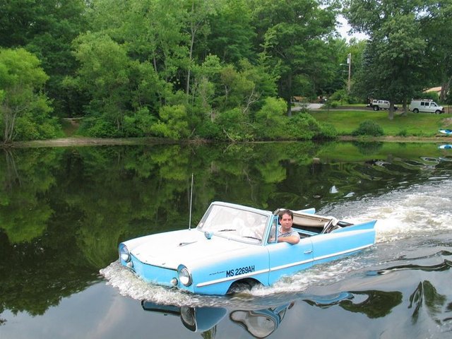 Amphicar - Sadece 4 bin adet üretilen Amphicar'ın nostaljik görünümü, görenleri kendine hayran bırakıyor.