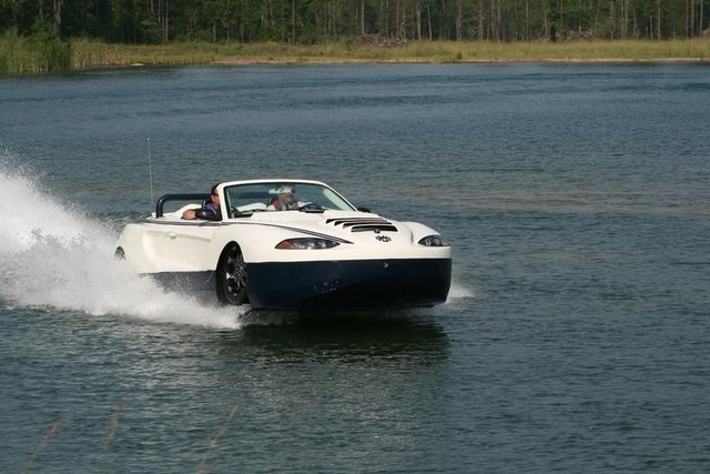 Hydra Spyder - Tek düğmeyle vitesi boşa alıp suda gitmeye hazır hale gelen  Hydra Spyder, amfibik araçların en hızlısı ünvanına sahip.