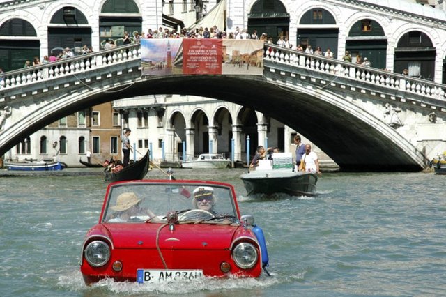 Amphicar - 1961'de Amerika'da piyasaya sürülen deniz ve kara taşıtı, kısa sürede büyük ilgi gördü.