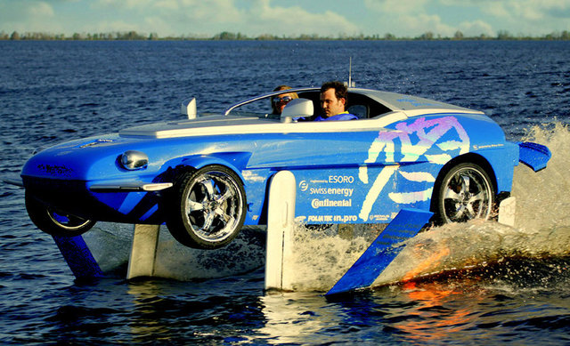 Rinspeed Splash - İsviçreli mühendisler tarafından üretilen araç, suda 50km/h hıza kadar çıkabiliyor.