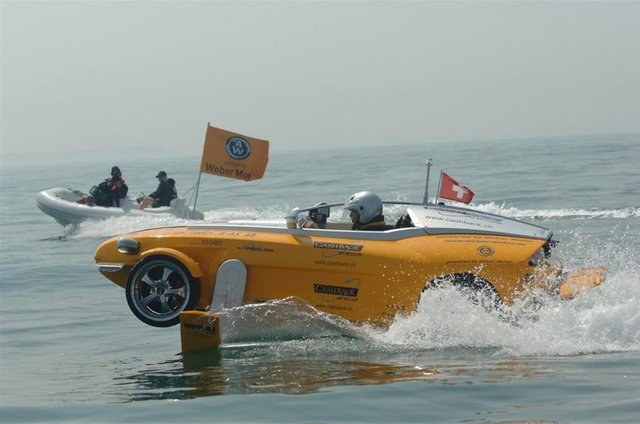 Rinspeed Splash - Karada da çarpıcı bir performansa sahip araç, saatte 200 km'ye çıkan hızıyla dikkat çekiyor.
