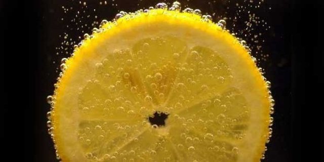 Limon suyu gargara yapmak için de kullanılır. Plakları temizler, dişleri beyazlatır ve diş minesini güçlendirir.