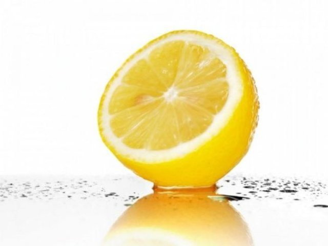 Limon suyu ile gargara yapmak boğaz enfeksiyonlarını rahatlatır ve ayrıca difteri tedavisinde de kullanılır.
