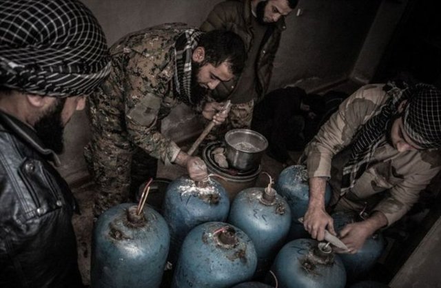 Tüplerin içerisini patlayıcı dışında demir parçaları ile çivilerle güçlendiren muhalifler, tüplere demir ayaklar ilave ederek ancak 3 kişi ile fırlatma rampasına koyabiliyorlar.