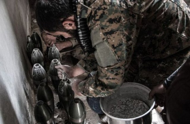 Esad güçleri uçaklardan muhaliflerin üzerine varil bombası yağdırırken, muhalifler de 12'lik ev tüplerini yaptıkları rampayla fırlatarak cevap veriyor.