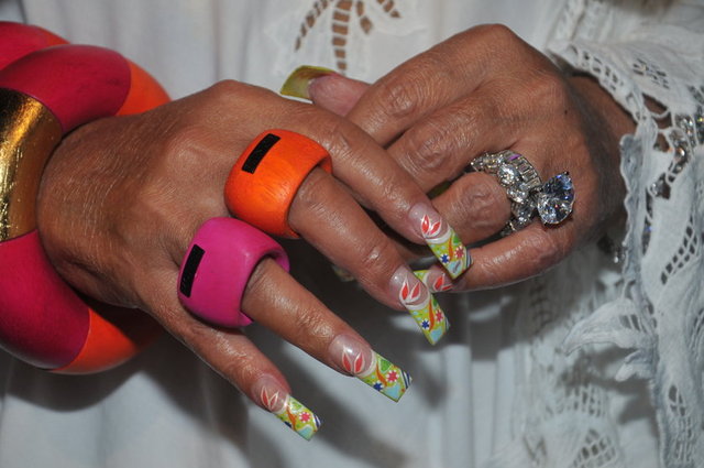 ...Yani o daha evcilik oynarken ben böyleydim. Ona özenmedim" diye cevap verdi.