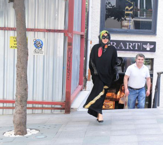 Başörtüsü, siyah deri eldivenleri ve uzun siyah pardösüsü ile bilindik tarzından çok farklı bir imaja bürünen Gaga, gözlük olarak da fotoğraf makinelerinin objektiflerine takılan ve güneş ışığını kırmaya yarayan parasoley kullandı.