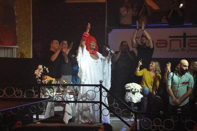 Bülent Ersoy, önceki akşam 'Chanta' adlı mekânın birinci yıldönümünde sahne aldı.