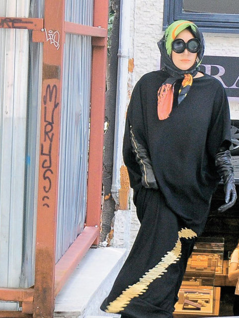 İstanbul'da önceki gün verdiği konserinde sahnede yarı çıplak kalan Lady Gaga, dün Nişantaşı'nda siyah pardösü, başörtüsü, deri eldivenler ve eksantrik gözlükleriyle alışveriş yaptı.