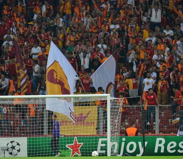 -  - Karşılaşma öncesi oyuncuları tek tek tribüne çağıran taraftarlar, tezahüratlarda bulundu.